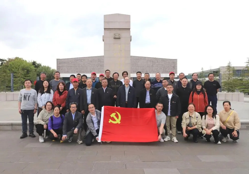 Hoʻonohonoho ʻo Changshu Polyester Co., Ltd. Party Branch i ke kipa ʻana i Yancheng New Fourth Army Memorial Hall